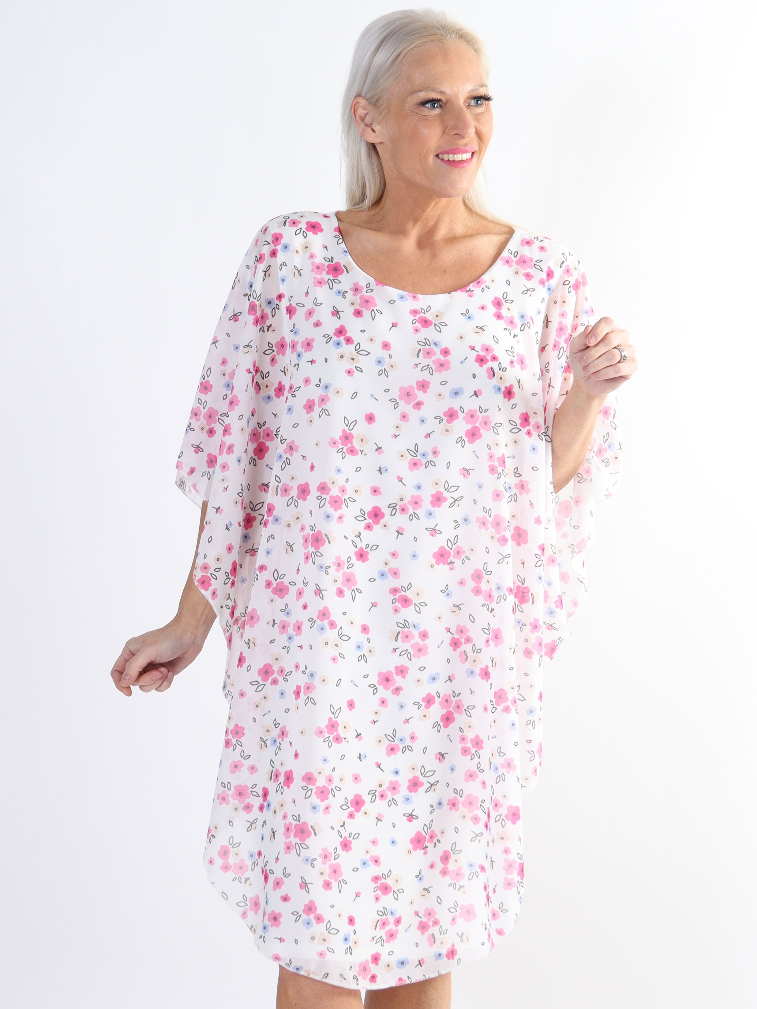 Kenya Small Flower - Tunikaklänning i plus size med blommigt chiffonglager